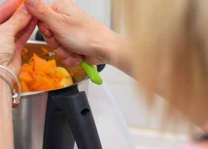 Grâce à la technologie, la cuisine se métamorphose. Elle est désormais équipée d'appareils intelligents qui rendent notre quotidien de plus en plus agréable.