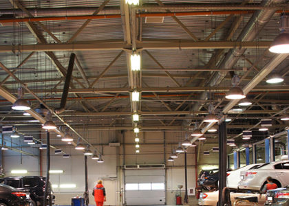 Espace industriel éclairé par des réglettes LED et autres luminaires industriels